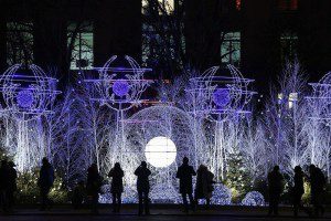 Новогодние украшения на Елисейских полях в Париже. (Photo by Christophe Ena/Associated Press)