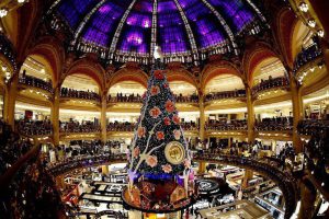 Огромная ёлка в универмаге Galeries Lafayette в Париже. (Photo by Charles Platiau/Reuters)
