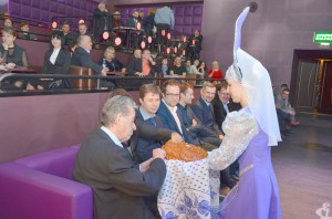 Гостей XV международного шахматного турнира имени Анатолия Карпова угощают хлебом с солью, в надежде уже через год встретится снова. Место известно всем - югорская шахматная глубинка Пойковский