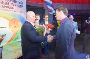 Александр Морозевич принимает поздравление от главы Нефтеюганского района Владимира Семёнова. Удивительно, но всю церемонию закрытия Александр вел себя так, словно победа досталась вовсе не ему. А позже признался, что рад был попасть в состав участников турнира. Особенно в юбилейный год. И выразил надежду посетить Пойковский ещё раз