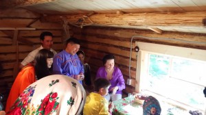 Копия оригинального жилища северных аборигенов. Наталье Комаровой не только рассказывают детали из жизни народа ханты, но и угощают сибирскими вкусностями.