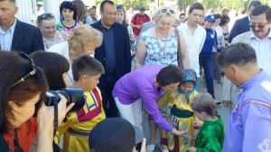 Многочисленные вспышки фотокамер. Губернатор протягивает руку юному представителю народа ханты и представляется. Для Влада - она просто Наталья.