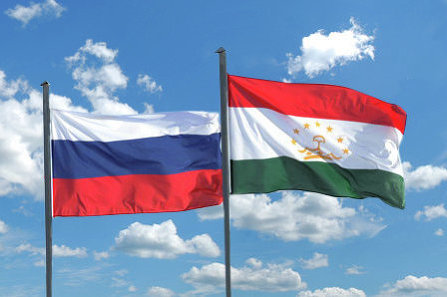 Флаги Таджикистана и России