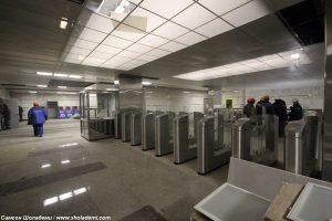 Станция метро находится на границе района Выхино-Жулебино и города Котельники на пересечении Новорязанского шоссе и улицы Маршала Полубоярова. На станции два подземных вестибюля, имеющих по два выхода каждый. Северо-западный выход расположен у 6-й микрорайона Жулебино и имеет отдельный выход к микрорайону «Городку Б» города Люберцы.
